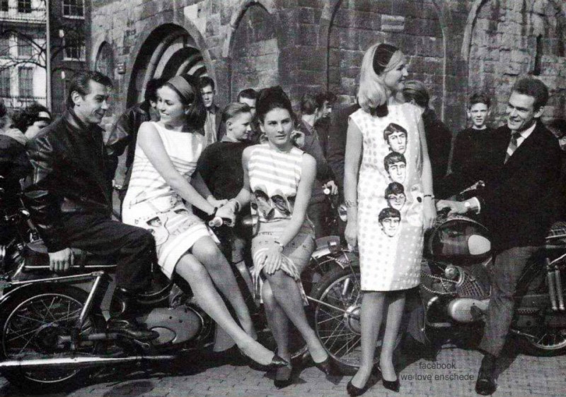 Markt dames met Beatle jurkje.jpg
