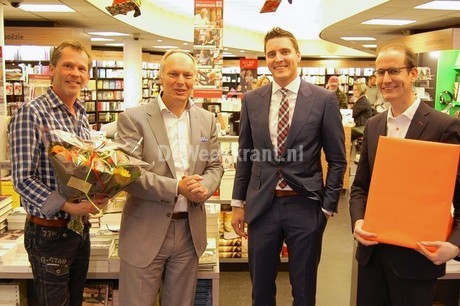 Kees Schafrat (tweede van links) is blij met de verkiezing tot Lokale Held van Overijssel