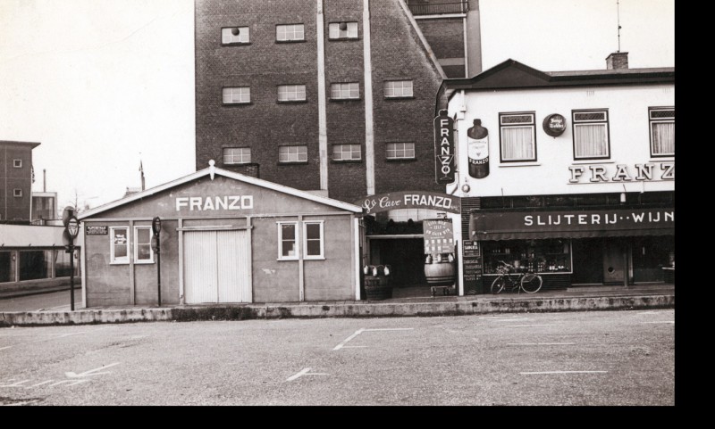 Pijpenstraat 1970 Hoek Beltstraat met slijterij Franzo en daarachter het Belthoes.jpg