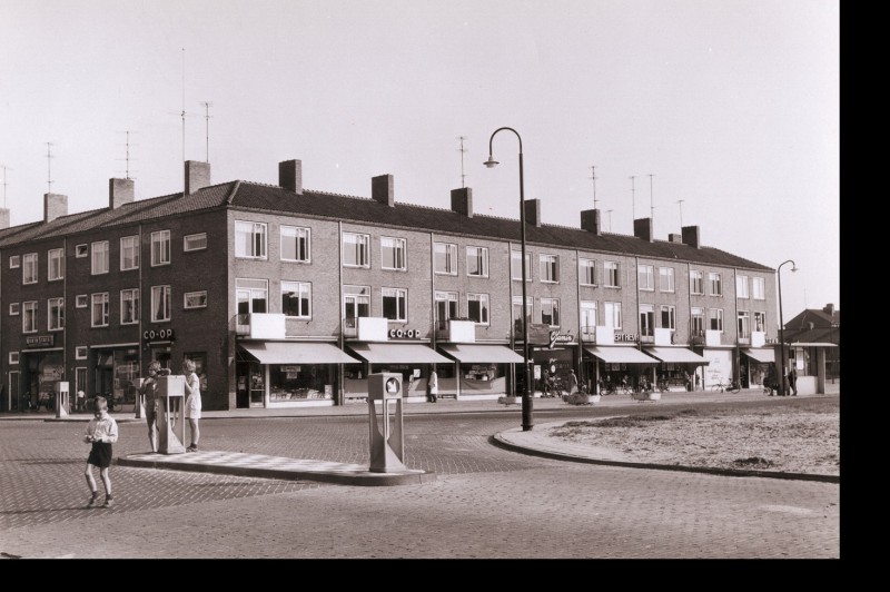 Maanstraat Winkelcentrum Twekkelerveld gezien vanaf kruising Steenbokstraat - Maanstraat. Zichtbaar zijn o.a. de winkels CO-OP , Jamin, Albert Heijn en Centra.jpg