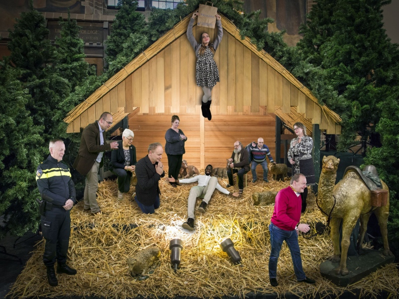 Bekende en minder bekende Enschedeërs in kerststal.jpg