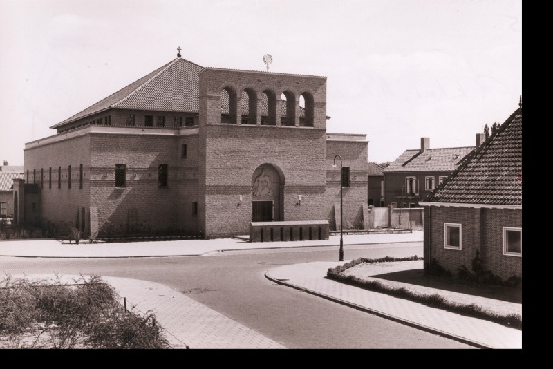 G.J. van Heekstraat St. Pauluskerk gezien vanuit de Rigelstraat.jpg