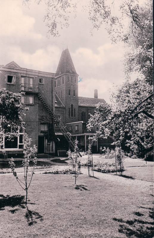 Kloosterstraat. Het gebouw rechts is dan de Catharina ULO MAVO.jpg