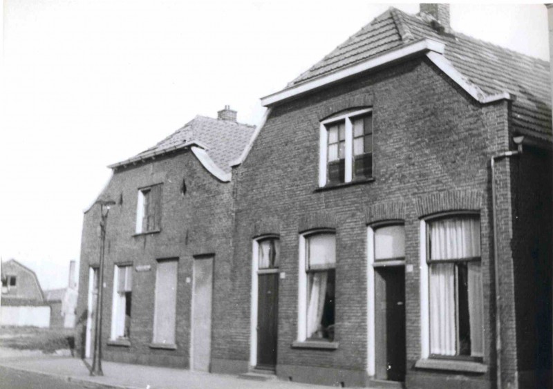 Alsteedsestraat met zicht op panden die worden afgebroken i.v.m. wederopbouwplan. juni 1959.jpg