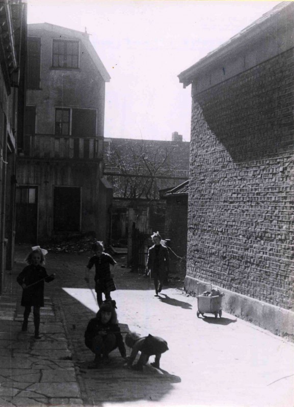 Alsteedsestraat, inkijk in zijgangetje mei 1943.jpg