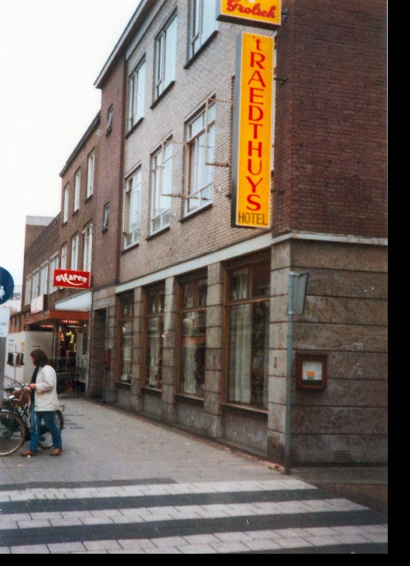 Raadhuisstraat 1978 Hotel 't Raedthuys met winkel Van Haren schoenen.jpg
