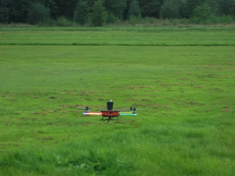 vliegveld Twente open dag met demonstratie drone op terrein modelvliegclub 14-9-2014.JPG