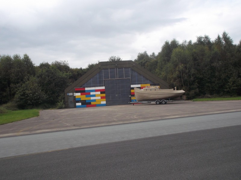 vliegveld Twente open dag 14-9-2014 hangar met restanten legokerk.JPG