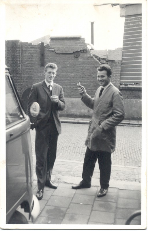 Pa en Albert bij Franzo, tegenover afbraak fabriek Jannink en Volkswagenbestel (1).jpg