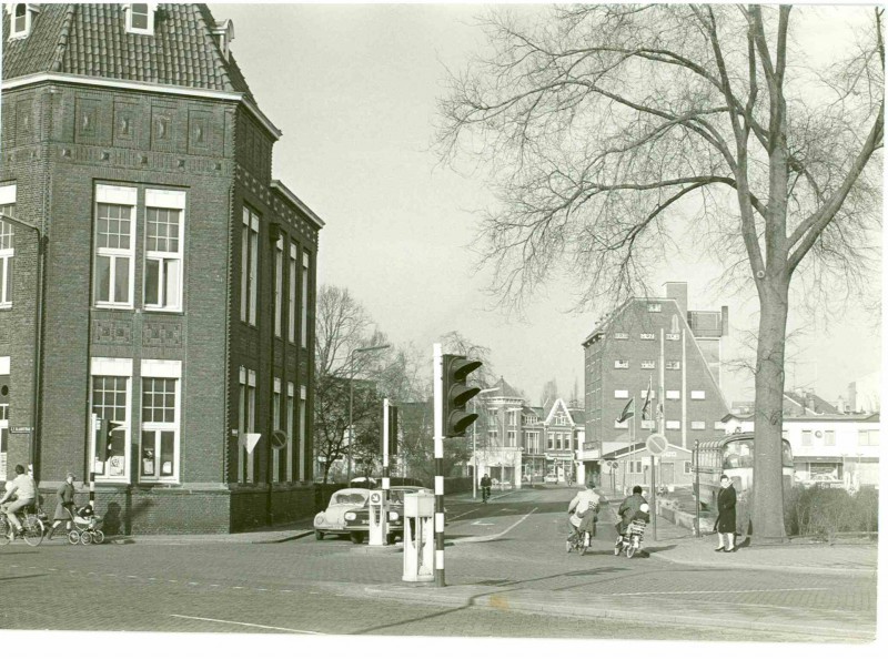 Links een stukje Gemeentelijk Lyceum aan de C.F. Klaarstraat, Beltstraat en Pijpenstraat met magazijn van Franzo.jpg