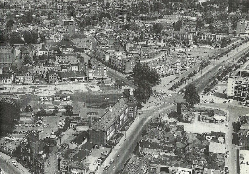 C.F. Klaarstraat boulevard 1945 Van Loenshof luchtfoto.jpg
