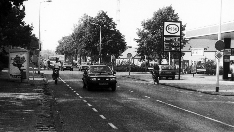 Burg. M. van Veenlaan Kruispunt met Beneluxlaan en de Overijsellaan.En het Esso tankstation..jpg