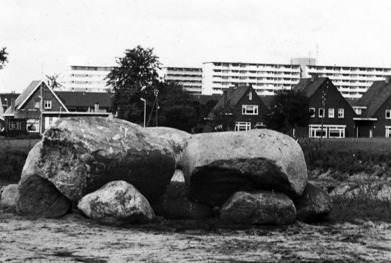 Buurserstraat 1972 Een kunstmatig Hunebed in de wijk Stroinkslanden.jpg