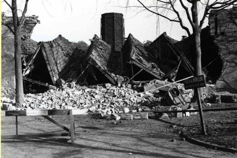 Tubantiasingel Weverij Schuttersveld (Gebr. Van Heek) getroffen door bombardement van 10.10.1943.jpg