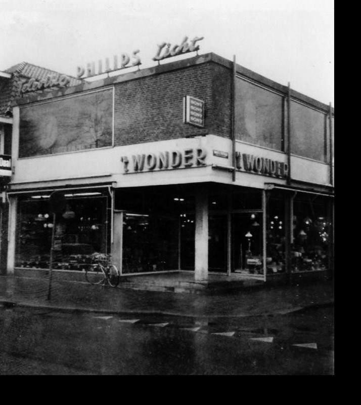 Lampenpaleis 't Wonder aan de Hengelosestraat op de hoek met de Wagelerstraat. 1975.jpg