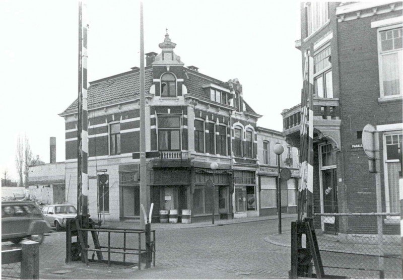 Oude zaak Radio Nijhuis net voor de sloop.jpg