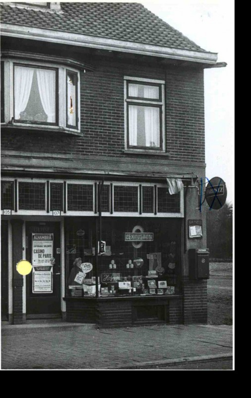 Veenstraat 137, sigarenwinkel. 1957 - 1959.jpg