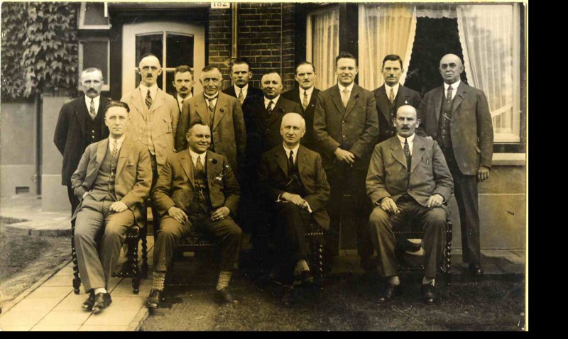 Het feestcomité Veenstraat en Kortelandstraat. Koninklijk bezoek 1929.jpg